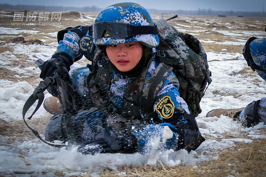 海军陆战队两栖女子侦察队员,冒着严寒进行战术训练.(来源:国防部网