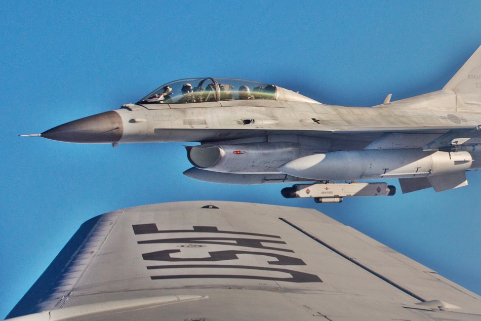 韩国kf16d边飞边展示国旗