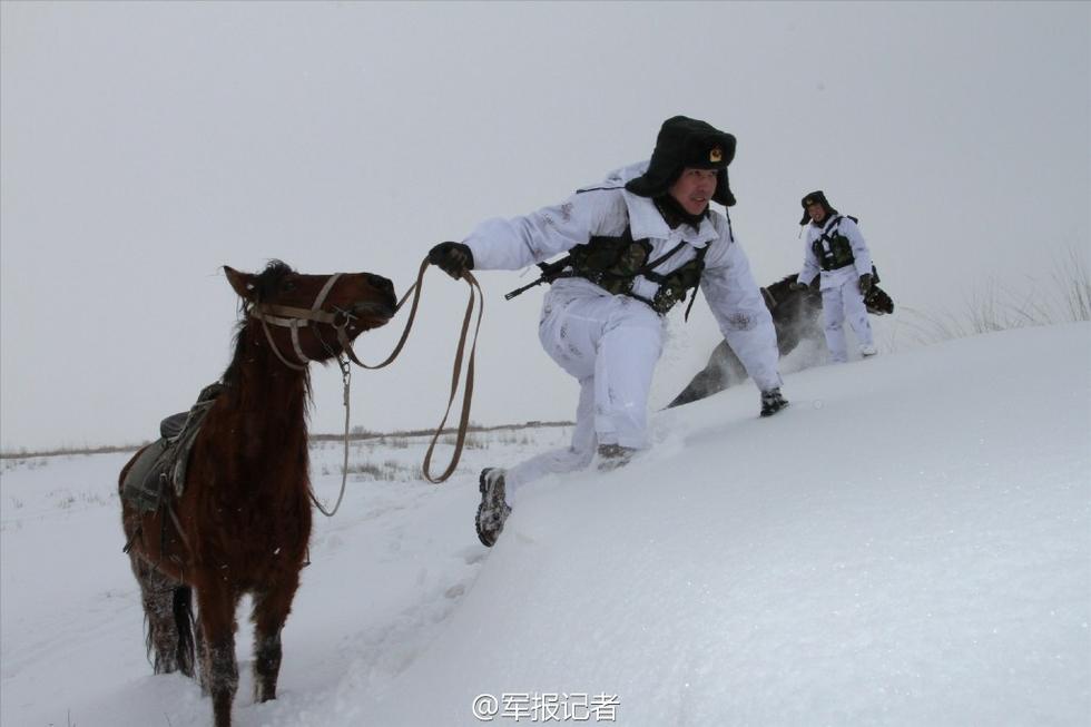 新疆邊防巡邏得拖著軍馬走