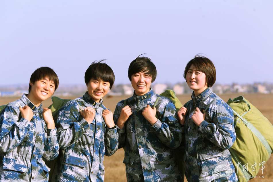 解放军女兵高空跳伞毫不含糊