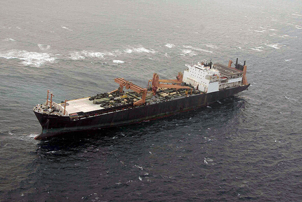 美军近5万吨大型运输舰在冲绳搁浅等待救援