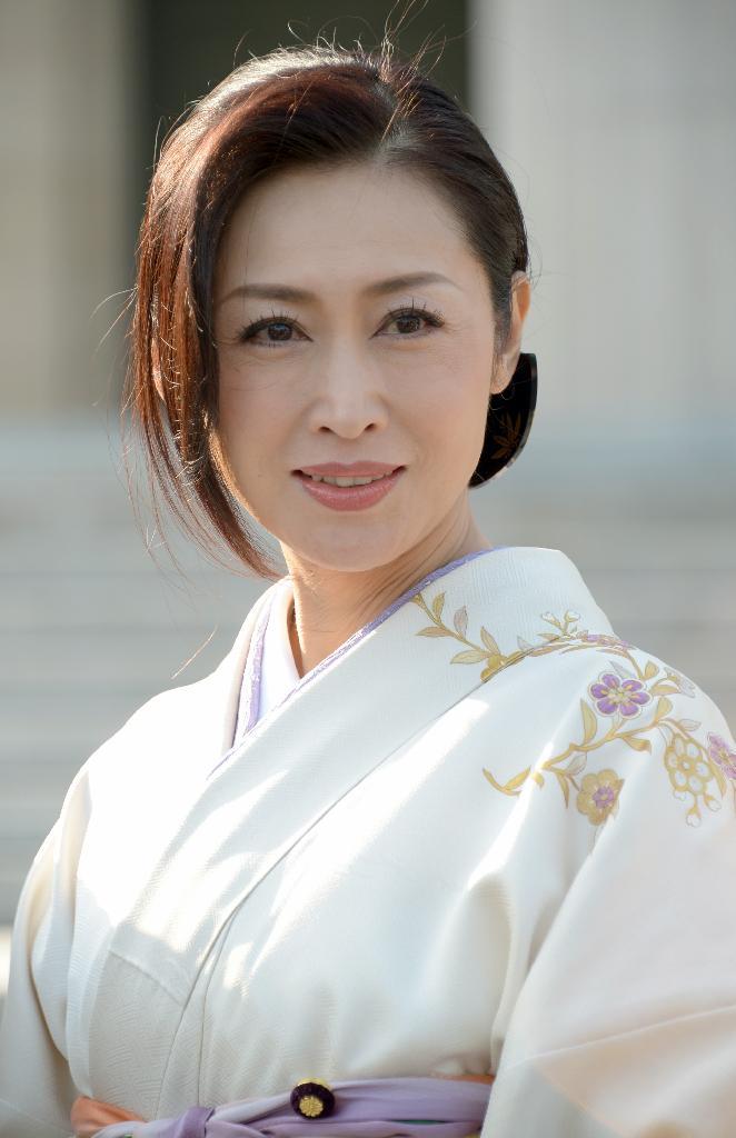 日本女议员身着和服出席国会成关注焦点