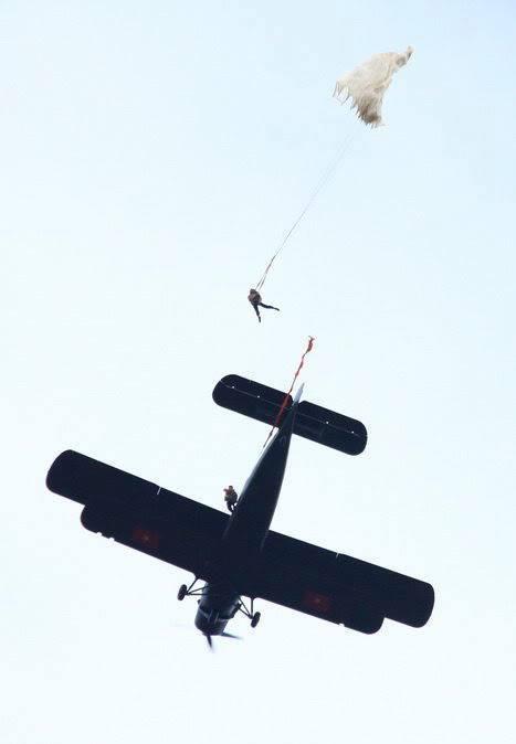 越南士兵高空跳伞训练神情淡定