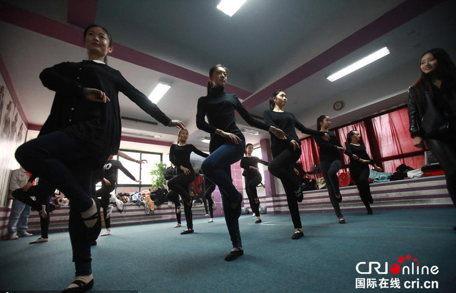 艺考冲刺女生穿比基尼练形体走t台组图