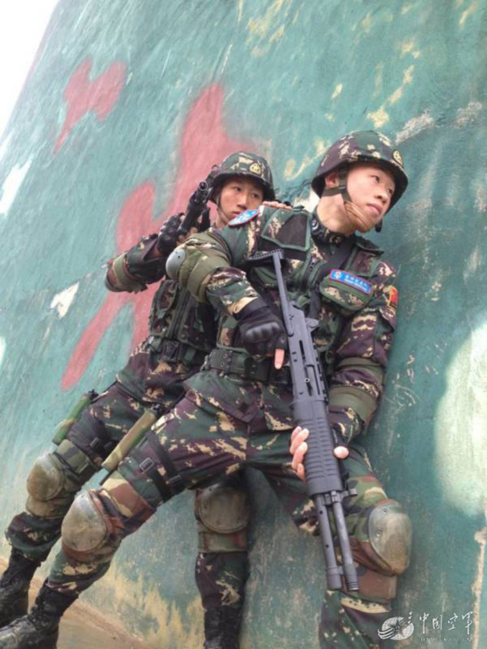 中国空降兵雷神突击队曝光