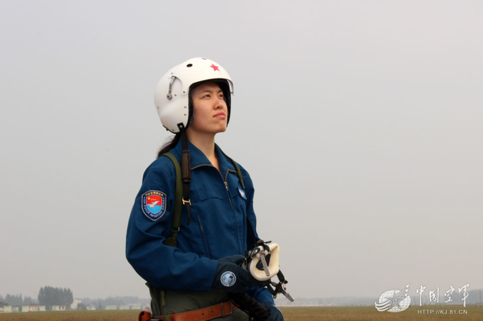 歼7女飞誓言要夺"金头盔"