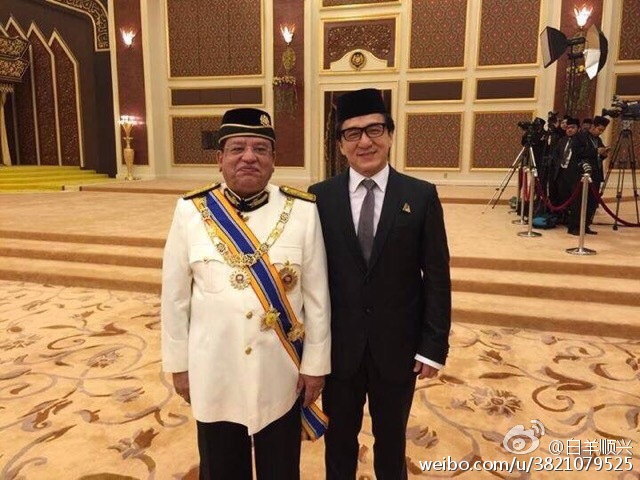 成龙获封马来西亚拿督戴马来传统帽拍照