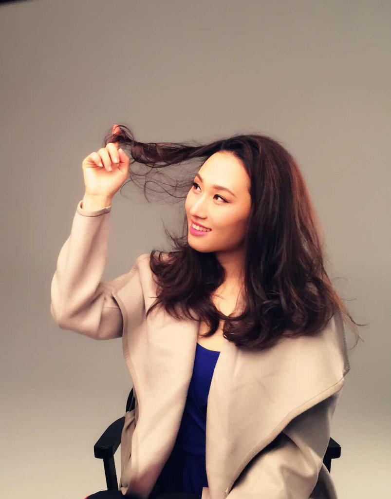 张虹拍写真变温婉小女人翩翩起舞秀玉腿图