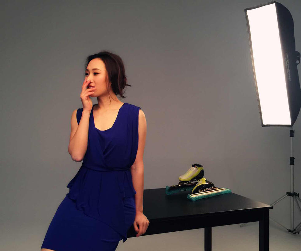 张虹拍写真变温婉小女人翩翩起舞秀玉腿图