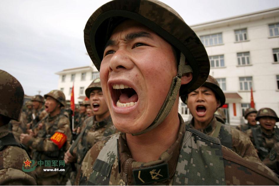 戍边军人站岗与日月同辉