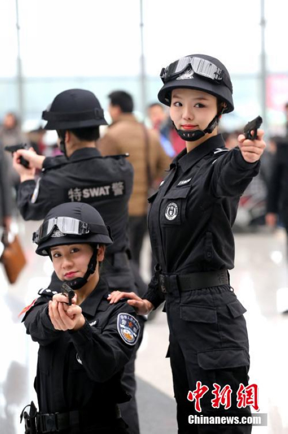 女警擒拿女民警图片