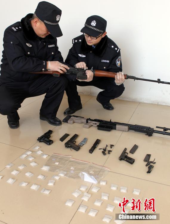 山东警方出租房内搜出仿真svd