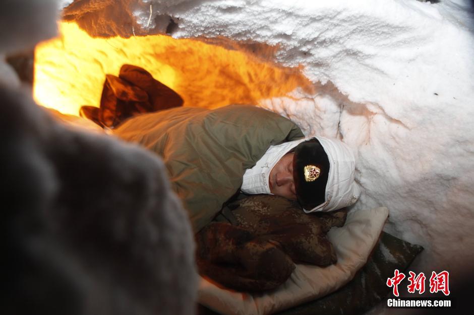 冬训拉练战士在雪窝里睡觉