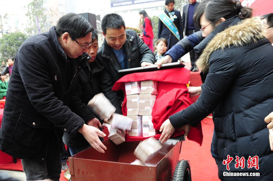 开发商堆3000余万现金给工人发工资