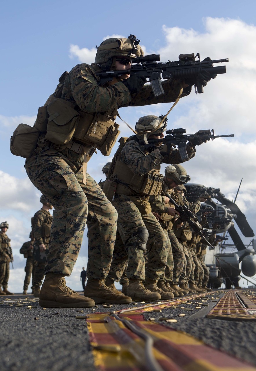 美军打靶训练满满一地都是弹壳