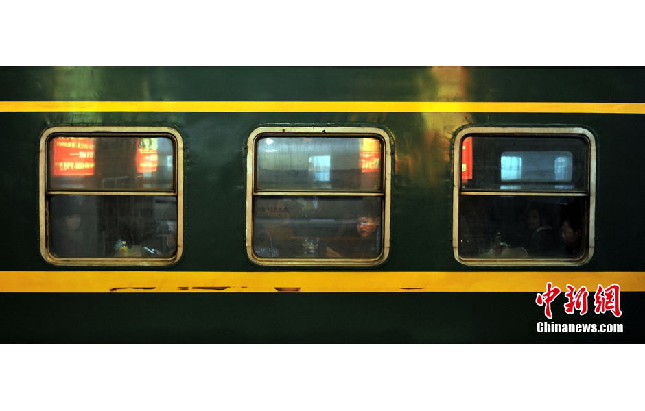 春运列车上的车窗连环画