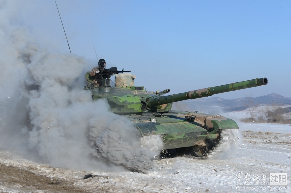 解放军99坦克雪地拖烟狂奔