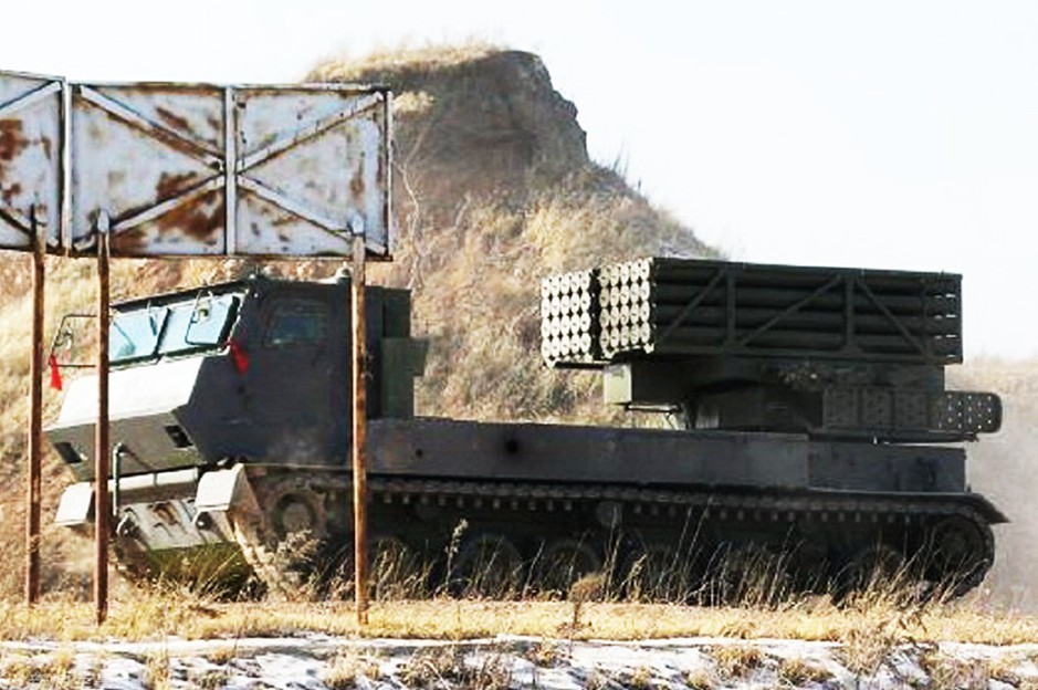 国产新型履带式火箭炮发射曝光