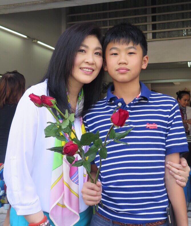 英拉情人节送儿子玫瑰一起外出吃面