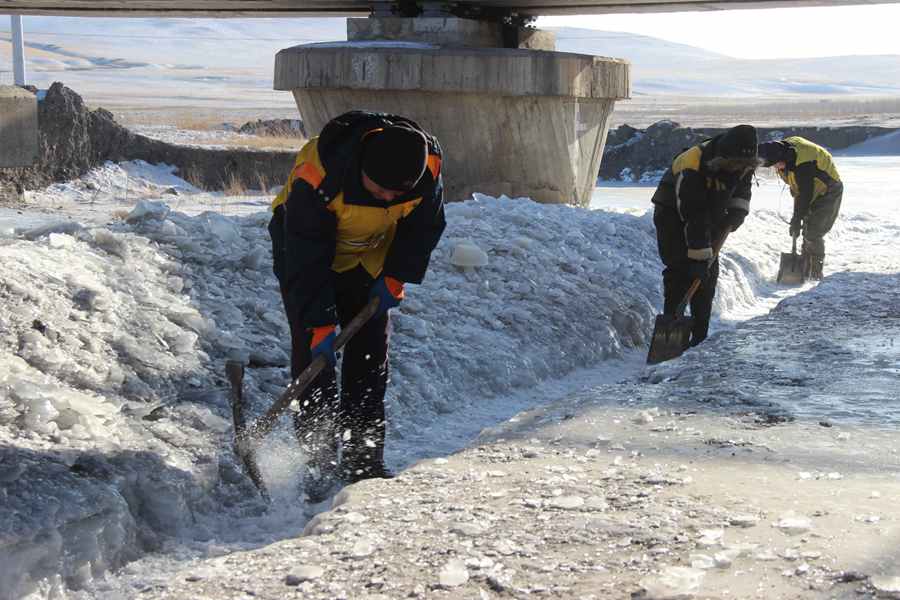高寒地区铁路刨冰人零下30度冰水里作业