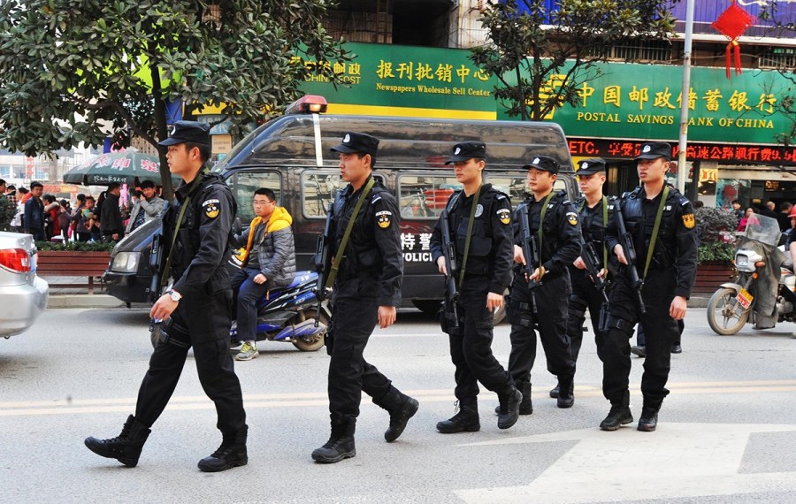 貴州特警持槍在年貨市集巡邏