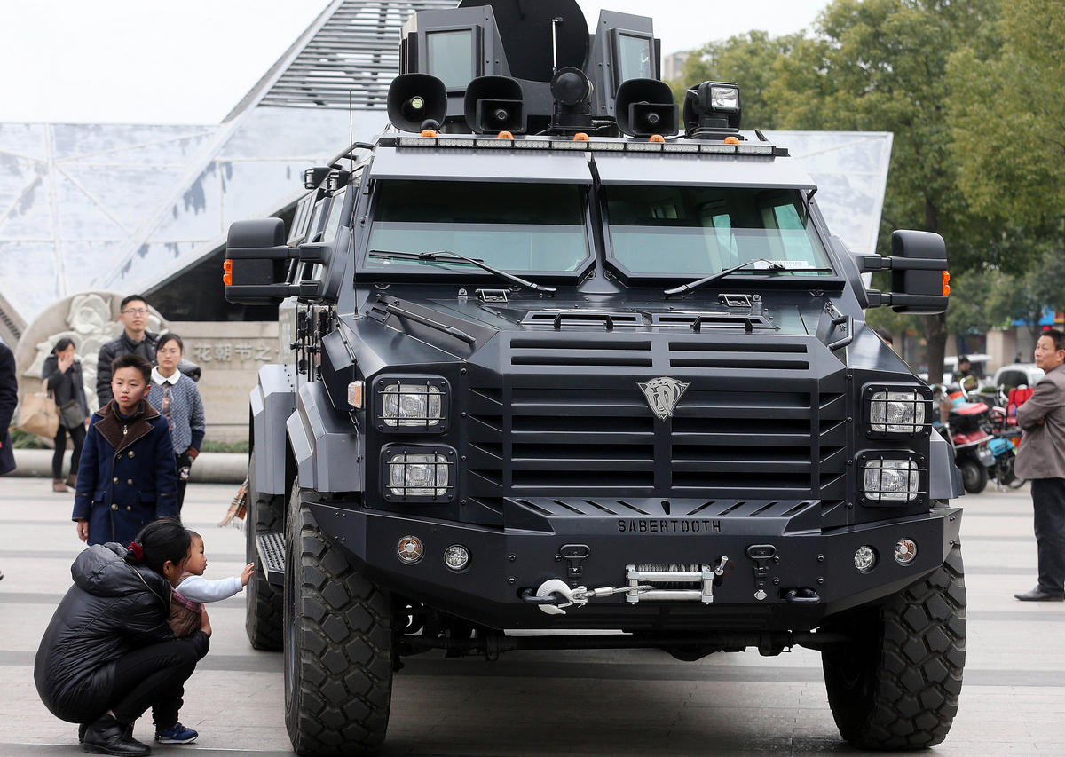 杭州特警展示价值160万防暴装甲车