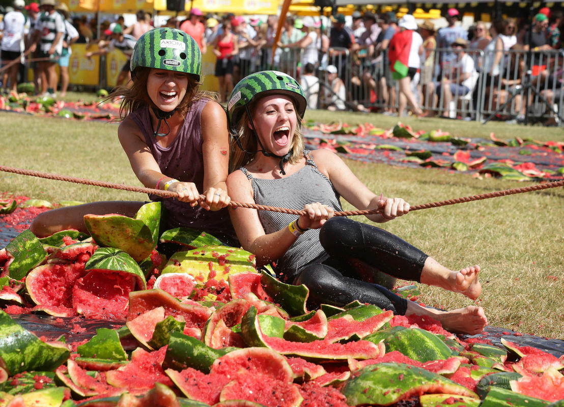 澳大利亚上演搞笑滑西瓜比赛人仰马翻