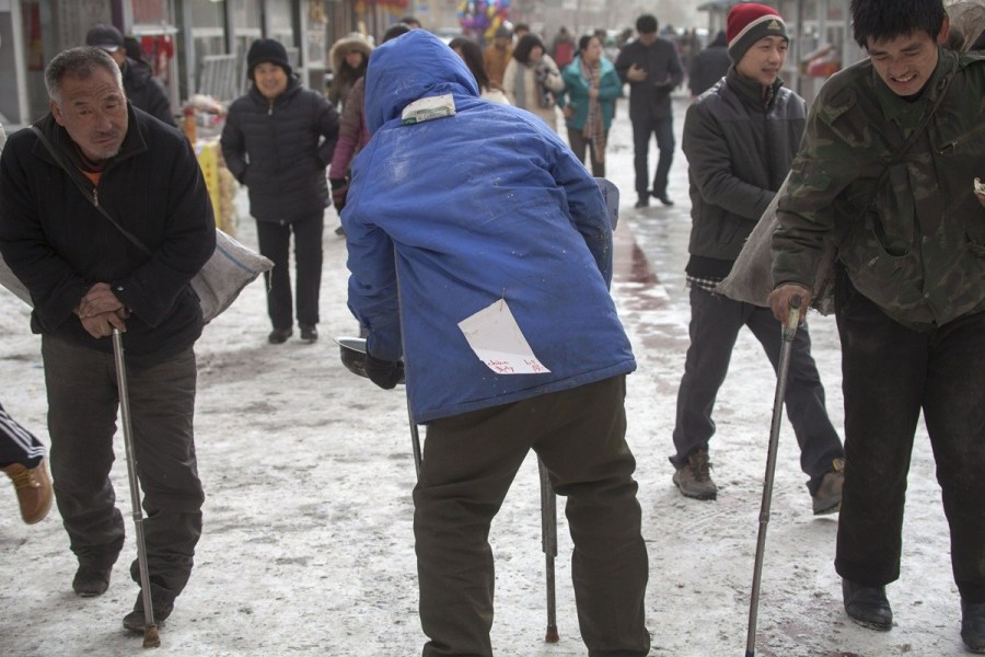 吉林一乞丐街头全身挂牌征婚自称卡扎非郑周
