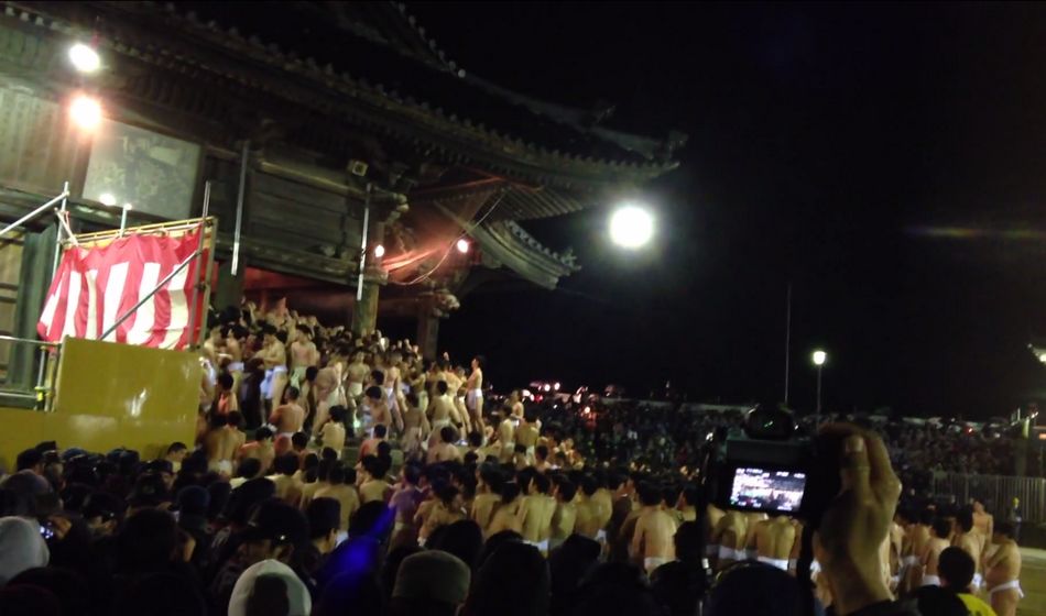 日本举行裸体节9千男子赤裸争宝
