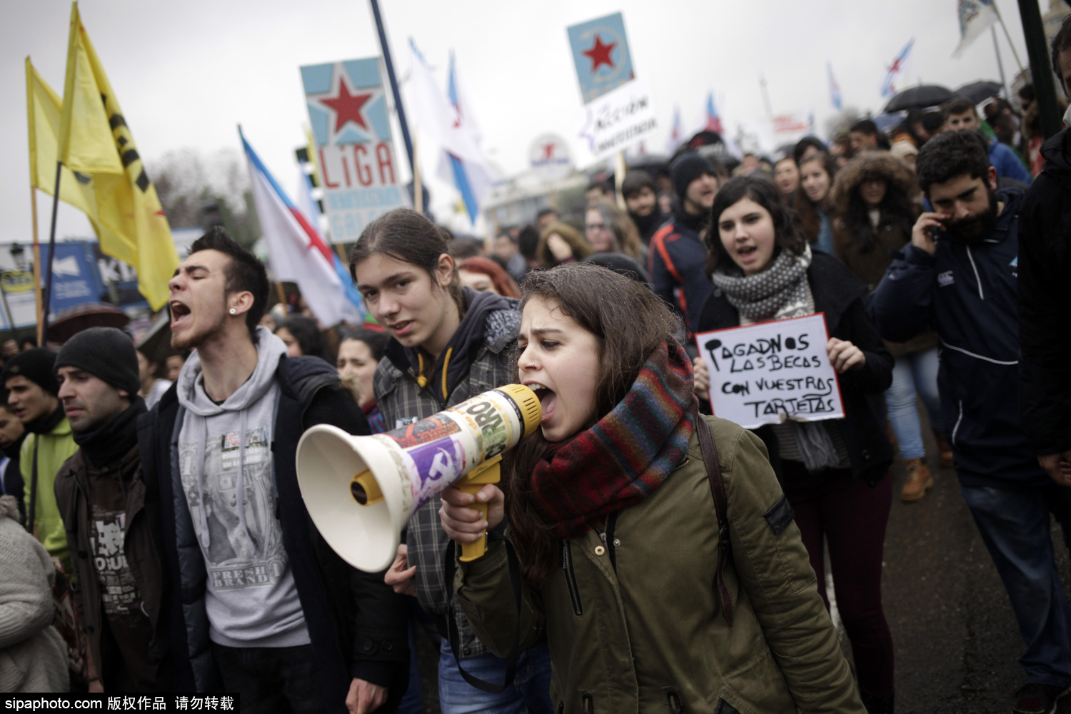 西班牙多地爆发大规模游行 抗议教育改革