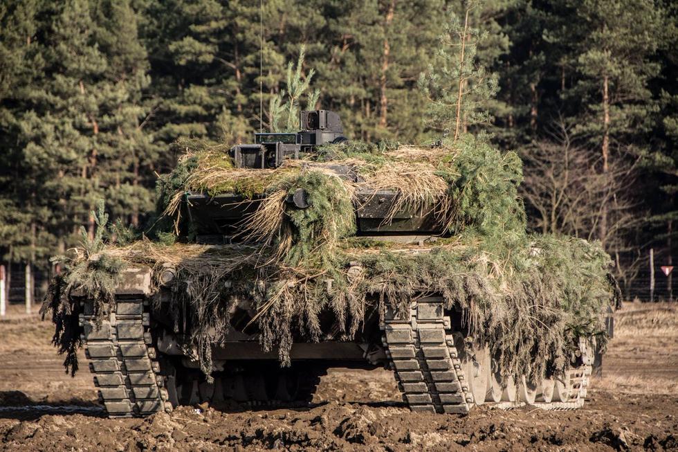 使用杂草和树枝伪装的波兰陆军豹2a5主战坦克