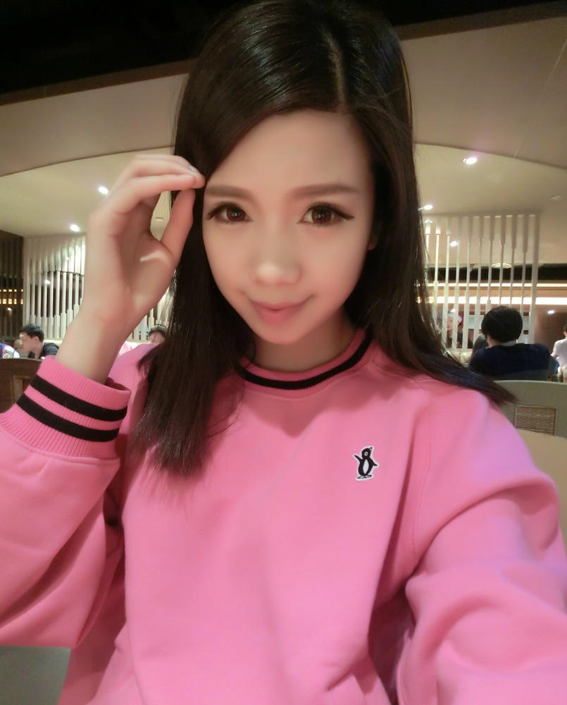 接下来是辽宁队郭艾伦女友王俪婷,她是一名空姐,也时常晒出自己的自拍