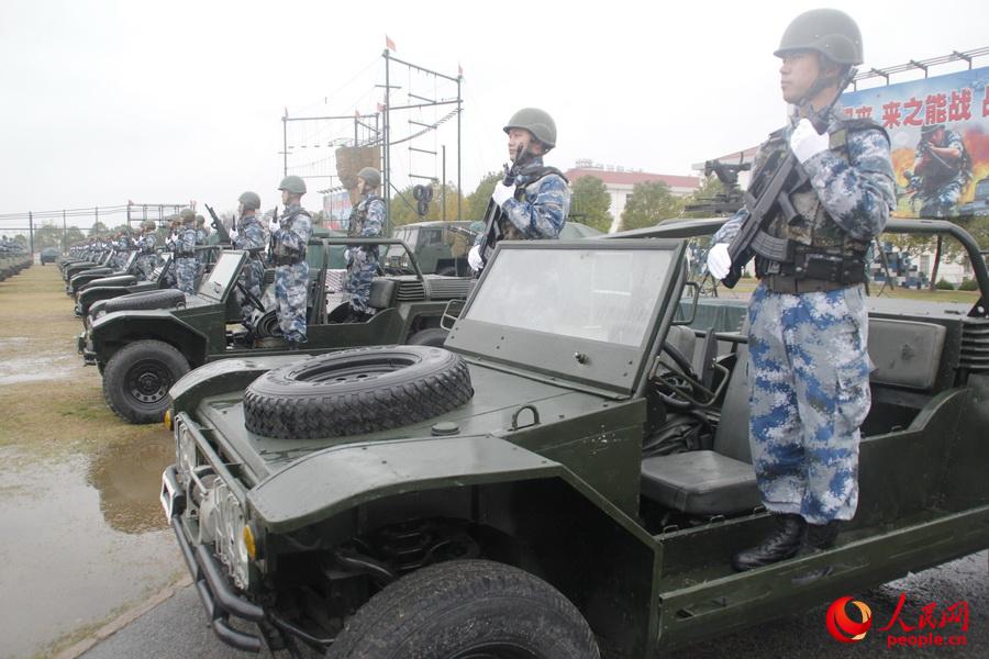 中国空降兵阅兵式展示全地形车