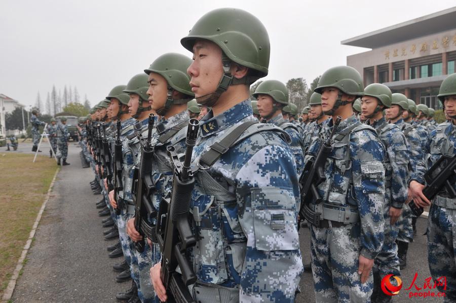 中国空降兵阅兵式展示全地形车