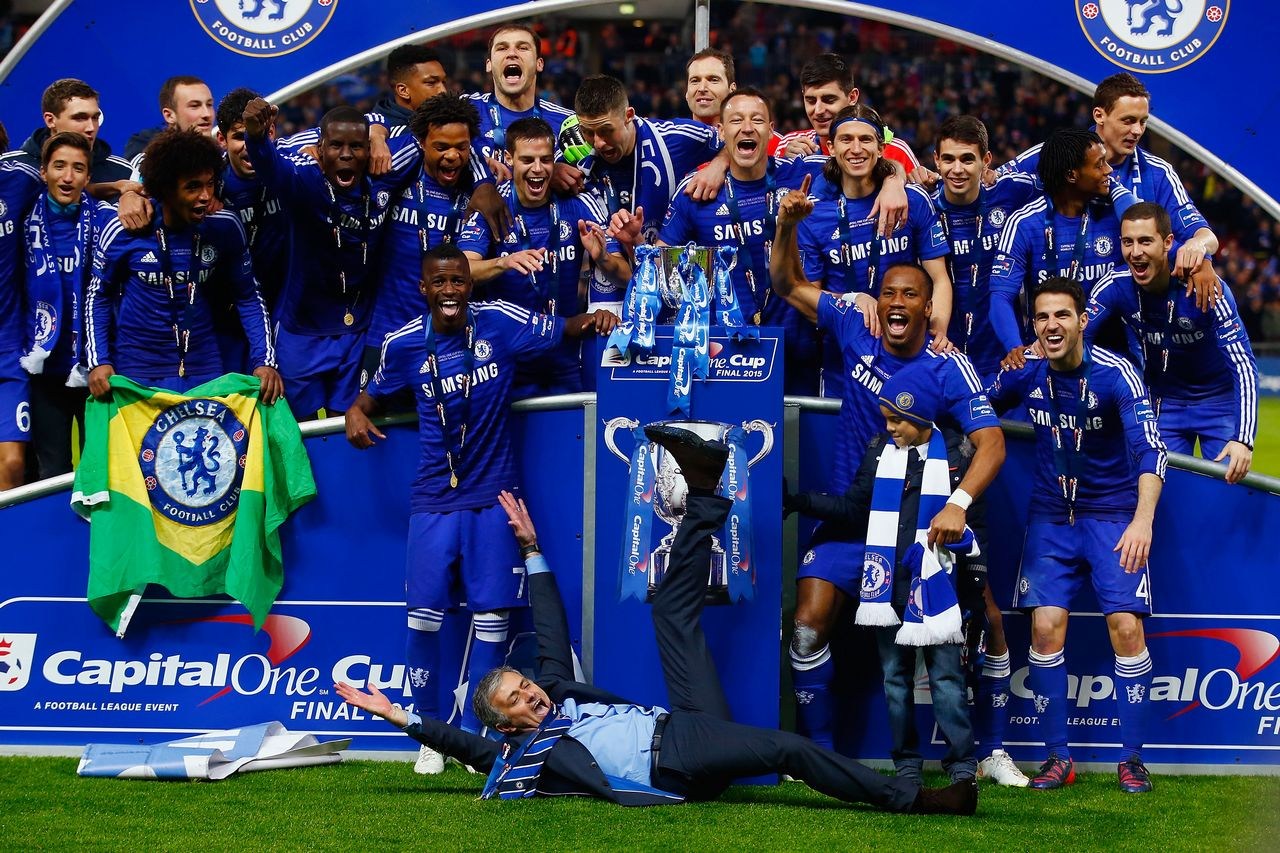 高清切尔西夺冠捧杯狂人滑稽倒地抬腿合影