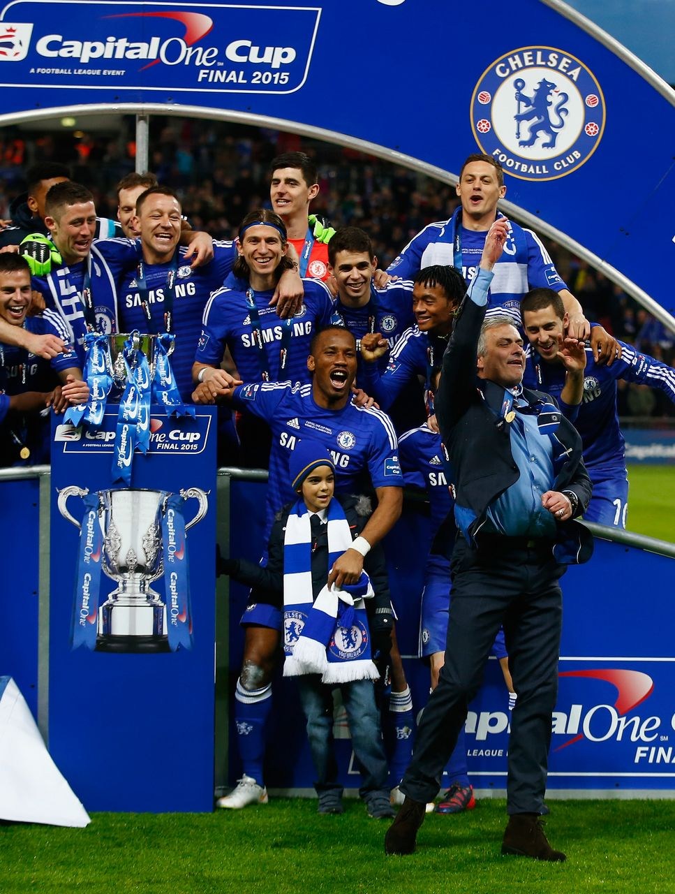 高清切尔西夺冠捧杯狂人滑稽倒地抬腿合影