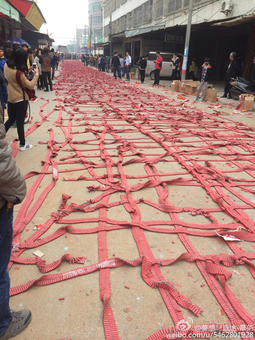 汕头一村庄接神鞭炮铺满整条街