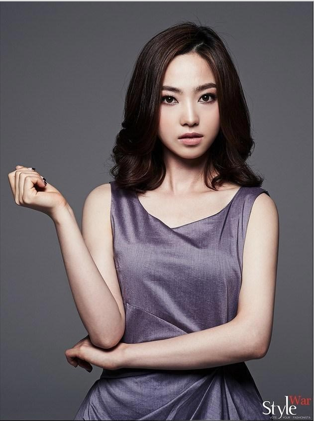九球美女车侑蓝写真多种造型 罕见浓妆显妖娆
