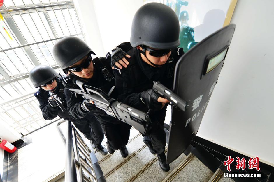 特警持拐弯枪训练似好莱坞大片