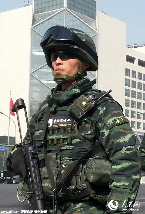 雪豹突击队西单站岗保卫两会