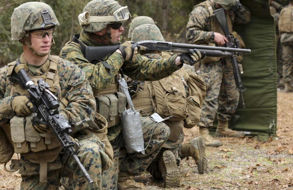 美军工兵爆破拆窗破门很在行