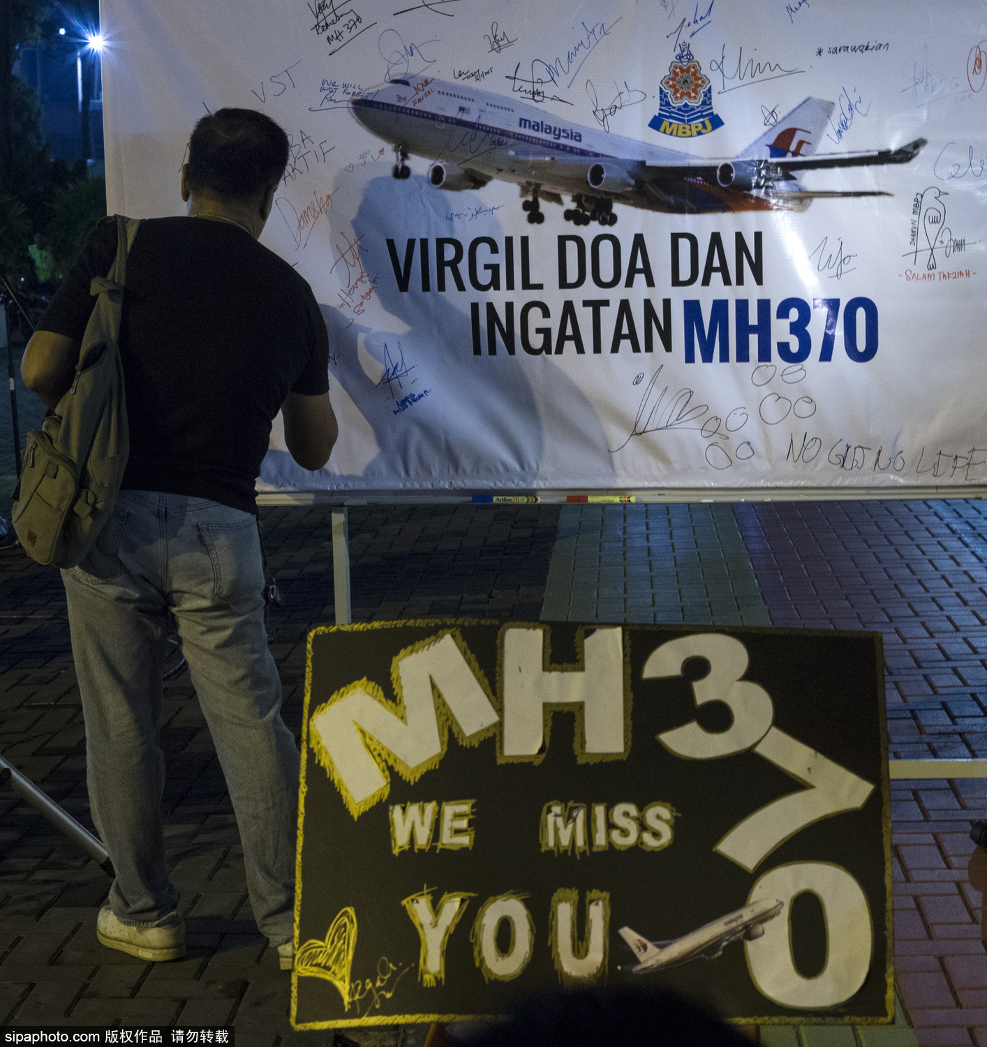 mh370失踪一周年民众祈祷