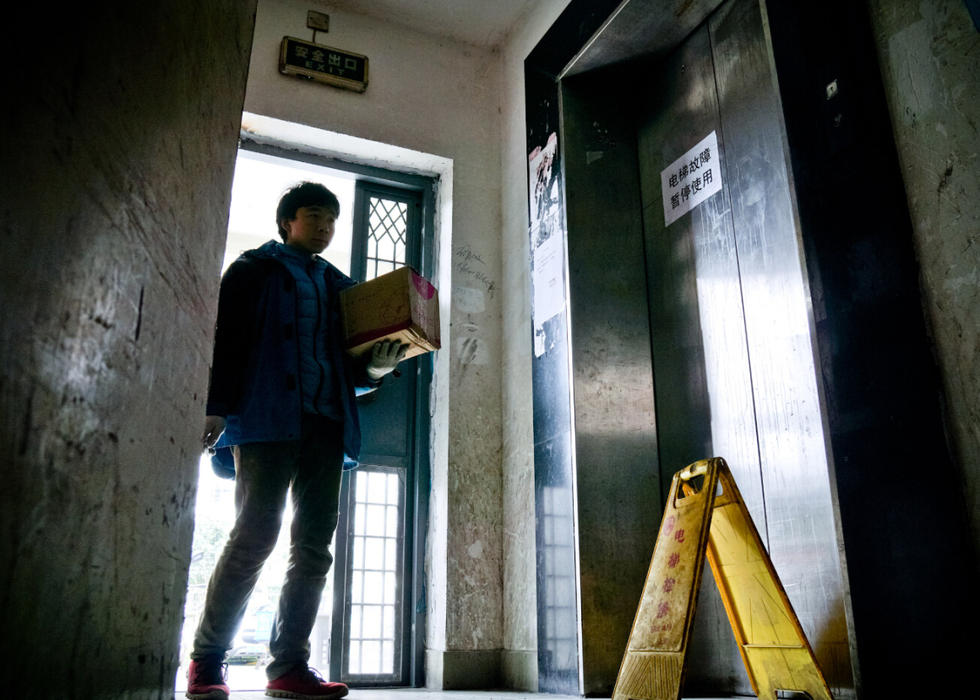 上海女子乘电梯头部被门夹住死亡