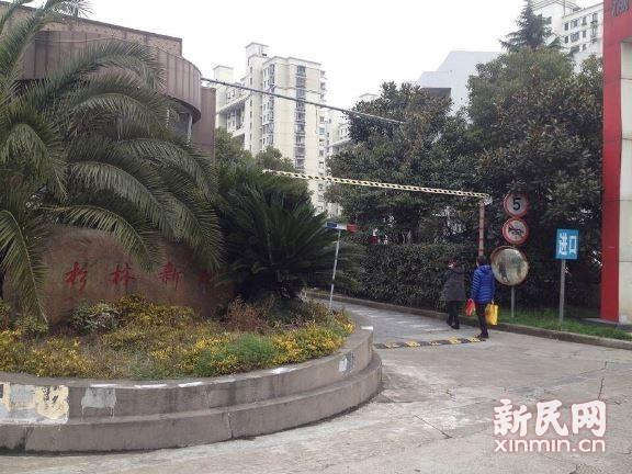 上海女子乘电梯头部被门夹住死亡