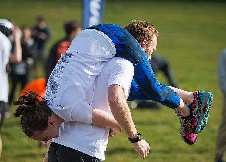 英国"背老婆大赛" 壮汉扛女伴跑全程