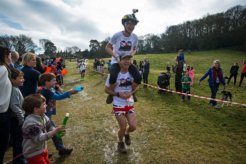 英国"背老婆大赛" 壮汉扛女伴跑全程