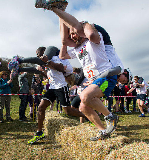 英国"背老婆大赛" 壮汉扛女伴跑全程