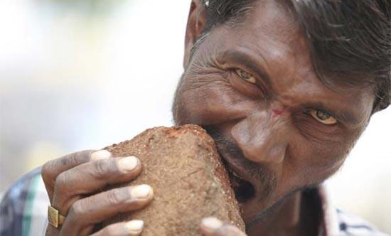 印度奇人日食3公斤砖石泥土