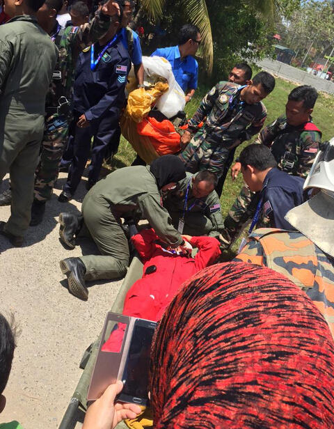 印尼军机坠毁差点砸中我军歼10