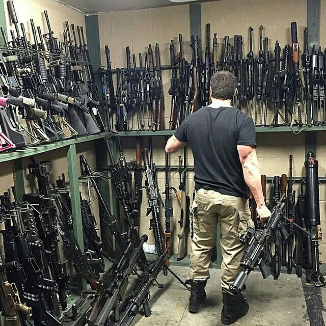 美国赌神自建军火库武器挑花眼